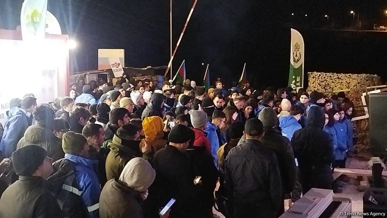 Aksiya iştirakçıları Prezident İlham Əliyevin xalqa müraciətini izləyiblər (FOTO)