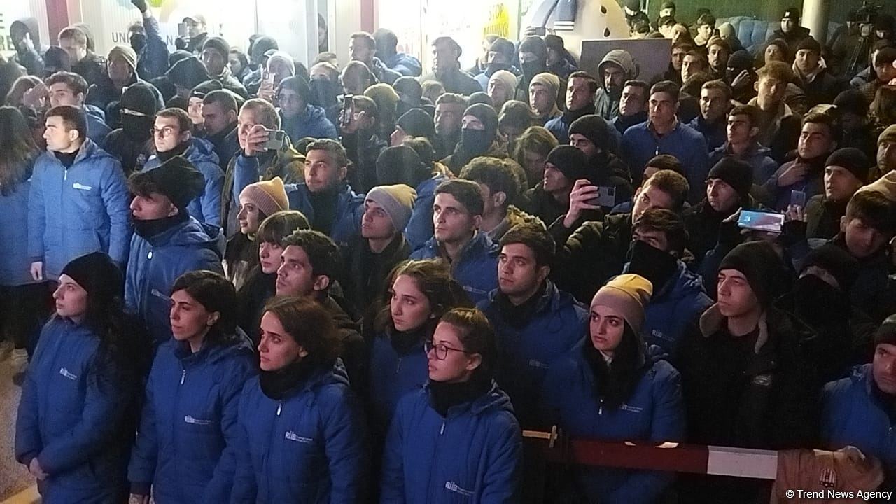 Aksiya iştirakçıları Prezident İlham Əliyevin xalqa müraciətini izləyiblər (FOTO)