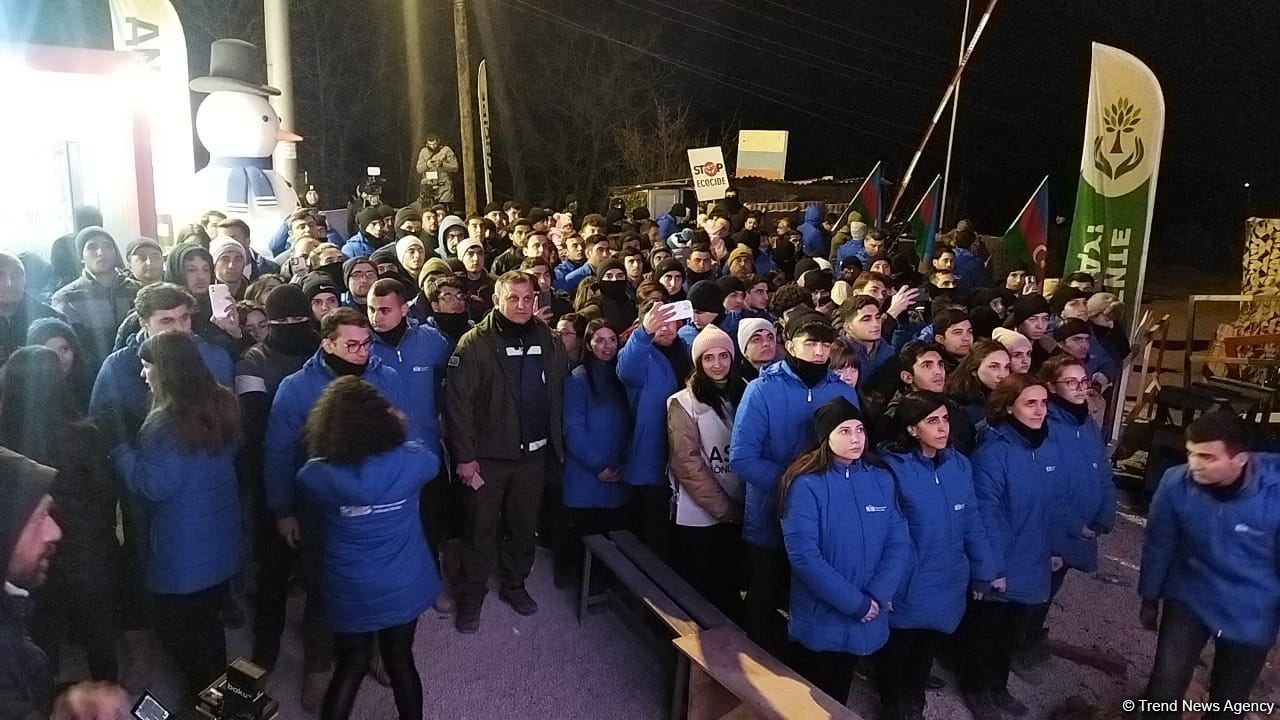 Aksiya iştirakçıları Prezident İlham Əliyevin xalqa müraciətini izləyiblər (FOTO)