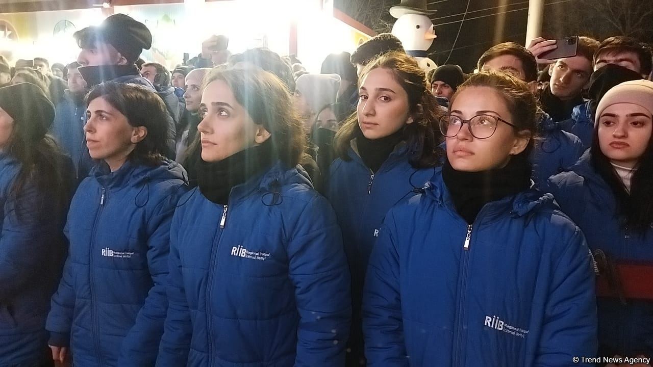 Aksiya iştirakçıları Prezident İlham Əliyevin xalqa müraciətini izləyiblər (FOTO)