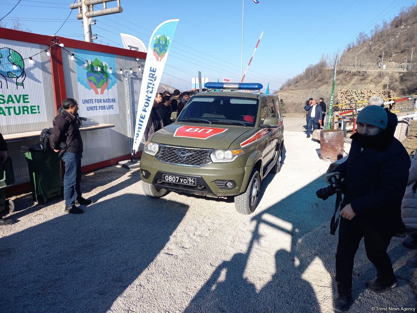 Sülhməramlılara aid daha iki təminat maşını Laçın yolundan keçib (FOTO)