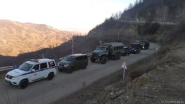 Sülhməramlılara aid daha bir neçə minik və təminat maşını Laçın yolundan keçib (FOTO)