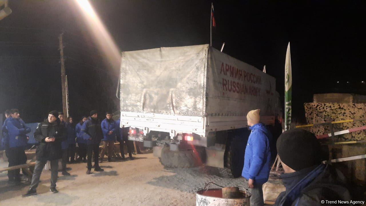 Sülhməramlılara aid avtomobillər Laçın yolundan maneəsiz keçib (FOTO/VİDEO)