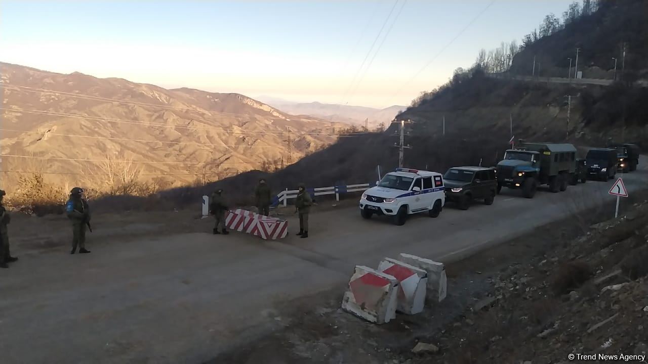 Sülhməramlılara aid daha bir neçə minik və təminat maşını Laçın yolundan keçib (FOTO)