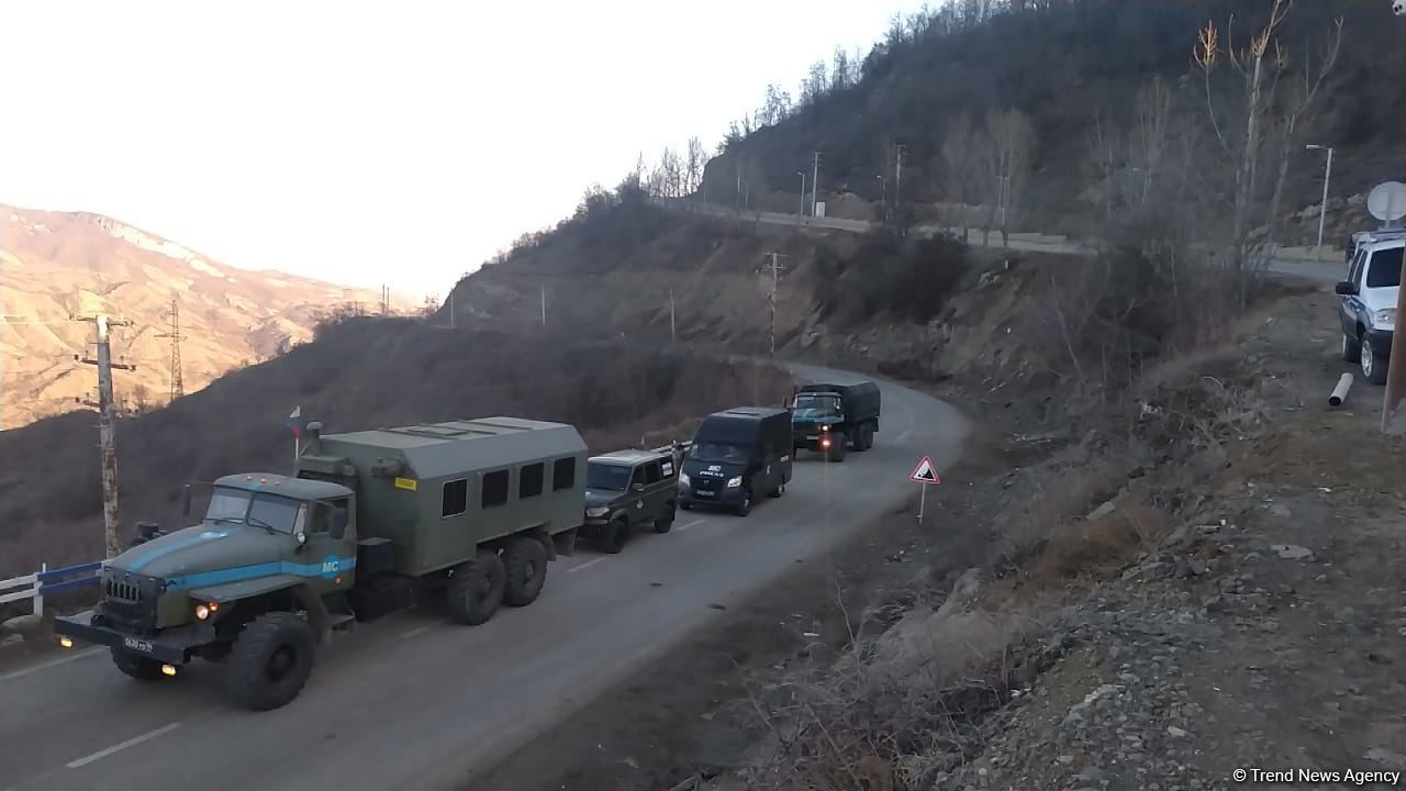 Sülhməramlılara aid daha bir neçə minik və təminat maşını Laçın yolundan keçib (FOTO)