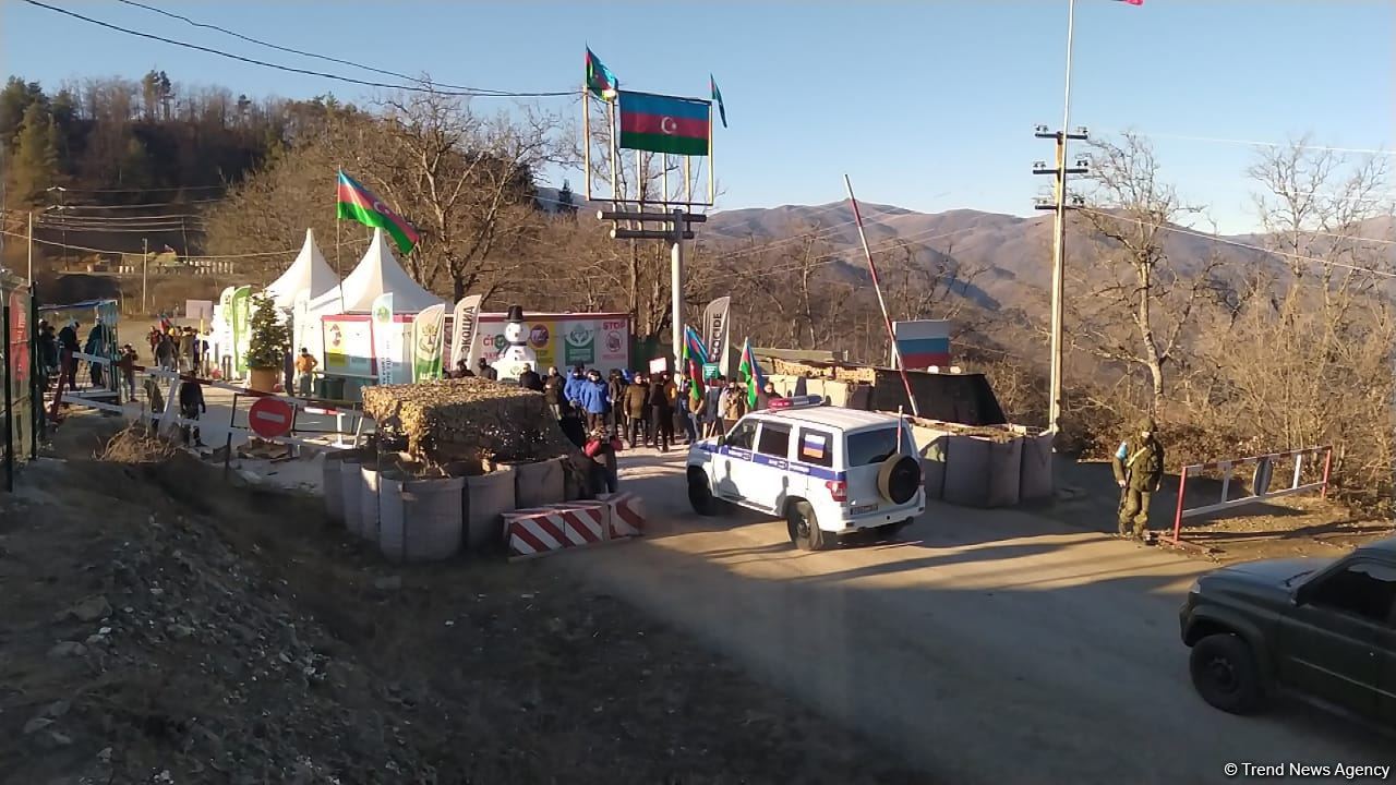 Sülhməramlılara aid daha bir neçə minik və təminat maşını Laçın yolundan keçib (FOTO)