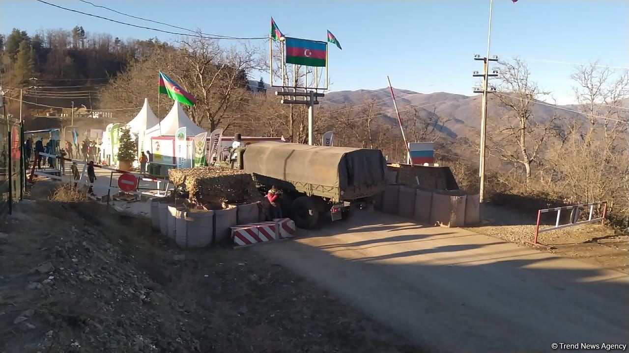 Sülhməramlılara aid daha bir neçə minik və təminat maşını Laçın yolundan keçib (FOTO)