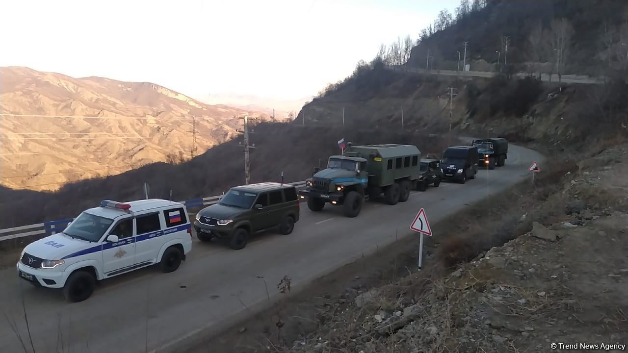 Sülhməramlılara aid daha bir neçə minik və təminat maşını Laçın yolundan keçib (FOTO)