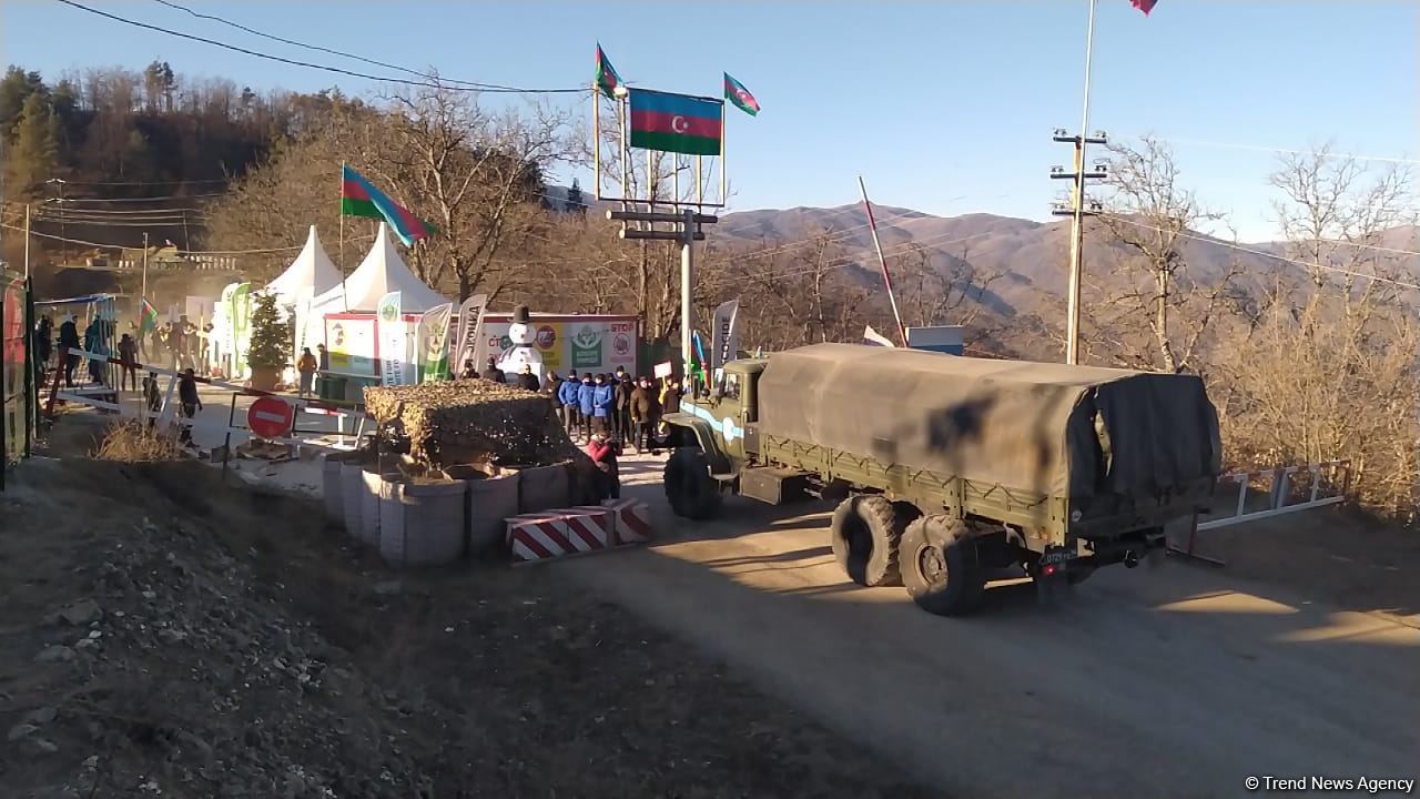 Sülhməramlılara aid daha bir neçə minik və təminat maşını Laçın yolundan keçib (FOTO)