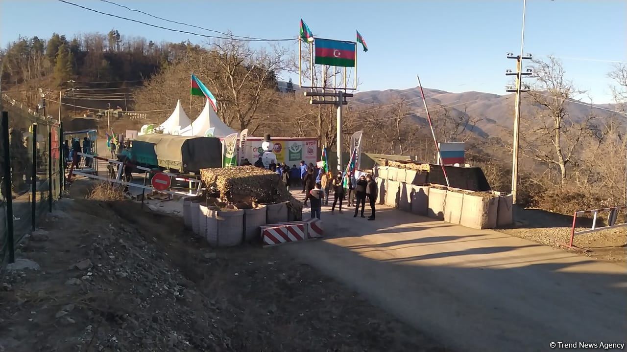 Sülhməramlılara aid daha bir neçə minik və təminat maşını Laçın yolundan keçib (FOTO)
