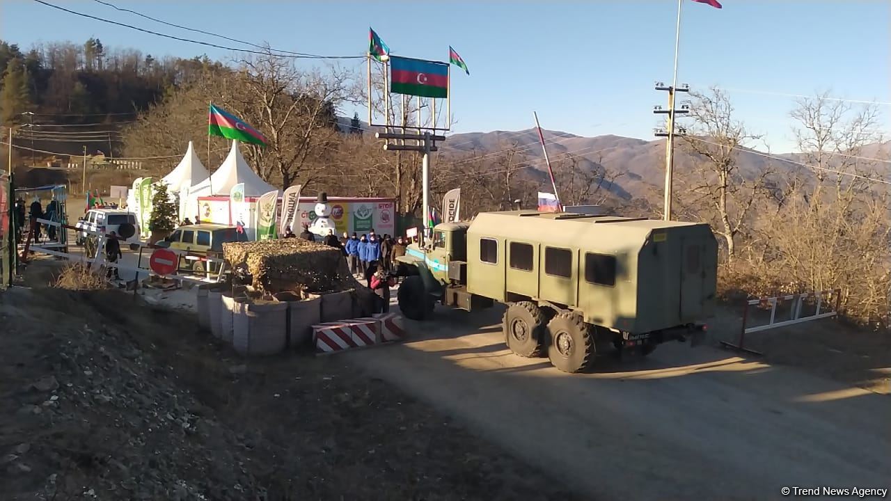Sülhməramlılara aid daha bir neçə minik və təminat maşını Laçın yolundan keçib (FOTO)