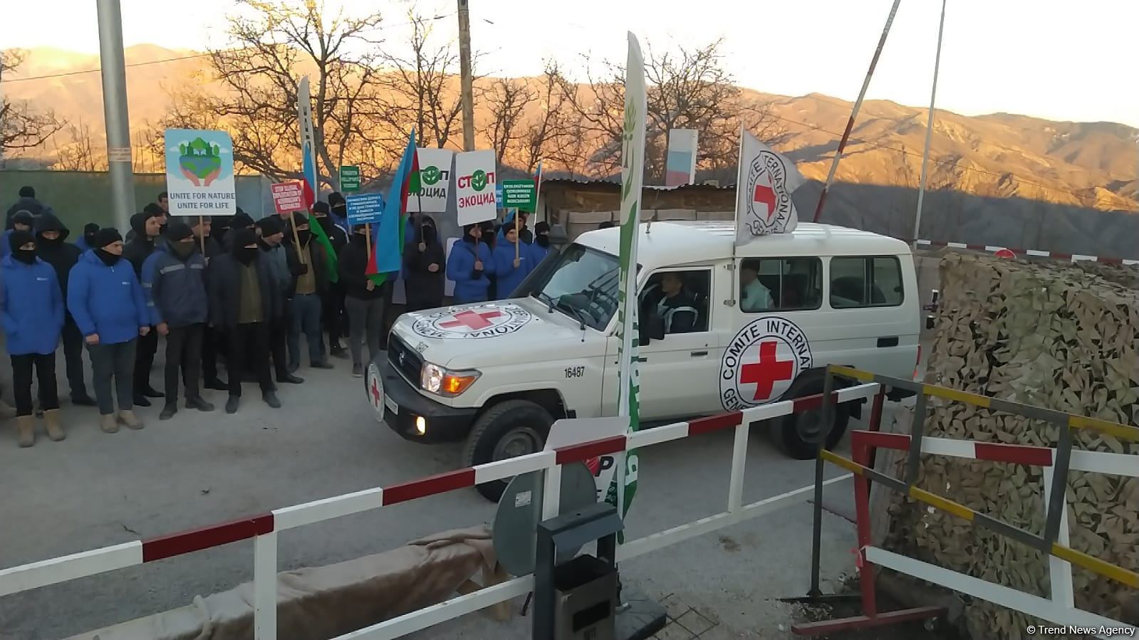 Xankəndi-Laçın yolunda BQXK-nın daha 3 avtomobilinin keçidinə şərait yaradılıb (FOTO/VİDEO)