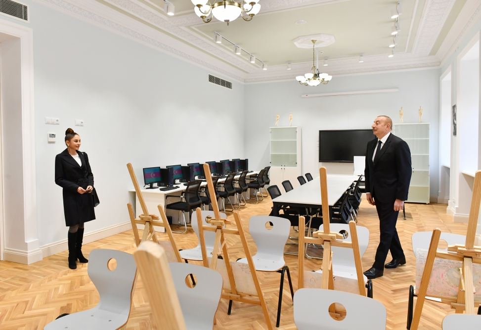 Prezident İlham Əliyev və Birinci xanım Mehriban Əliyeva Bakıda Uşaq-Gənclər İnkişaf Mərkəzində əsaslı təmirdən sonra yaradılan şəraitlə tanış olublar (FOTO/VİDEO)