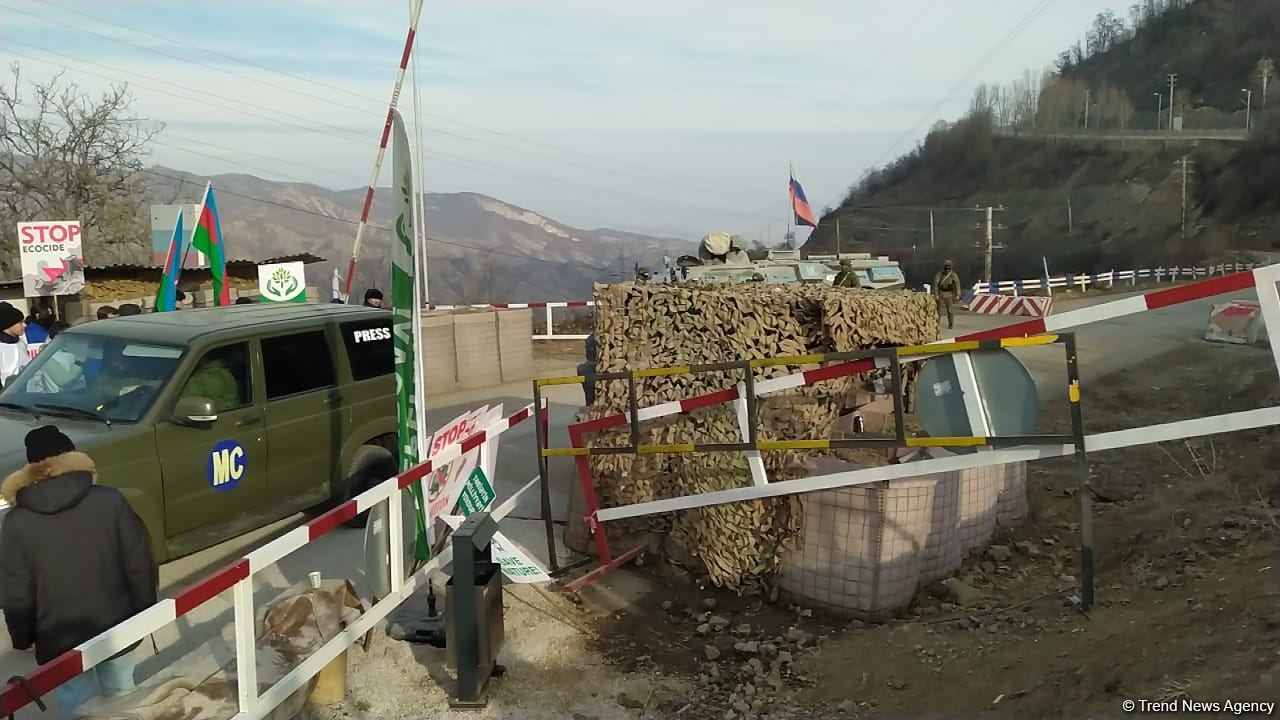 Sülhməramlıların daha 8  avtomobili Laçın yolundan maneəsiz keçib (FOTO)