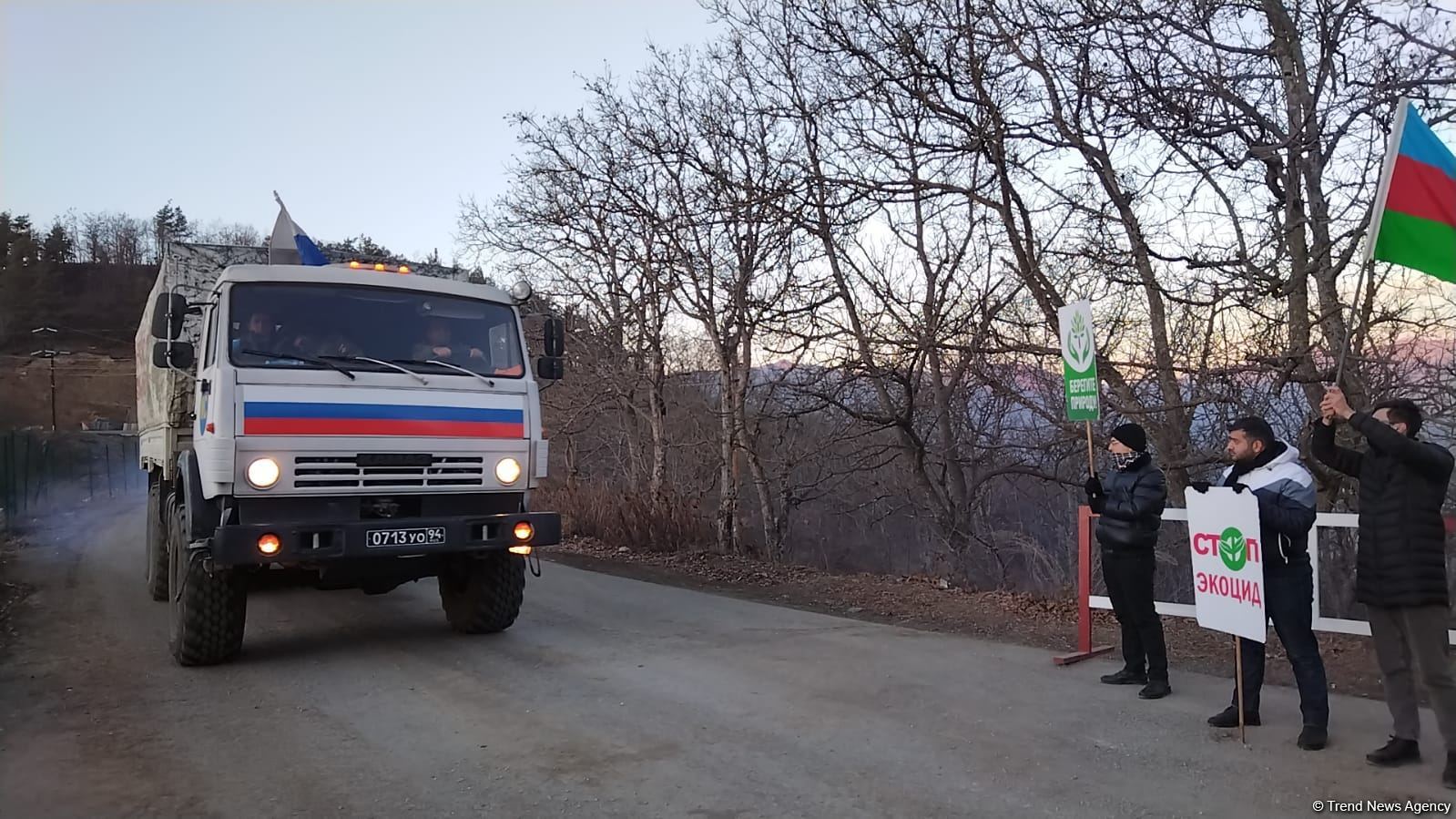 Sülhməramlılara aid 8 avtomobil Laçın yolundan maneəsiz keçib (FOTO)
