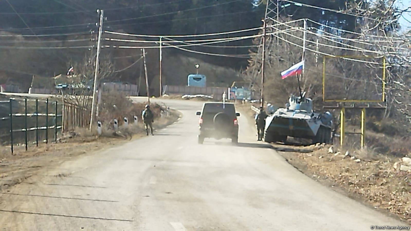 Daha bir minik avtomobili Laçın yolundan keçib (FOTO)