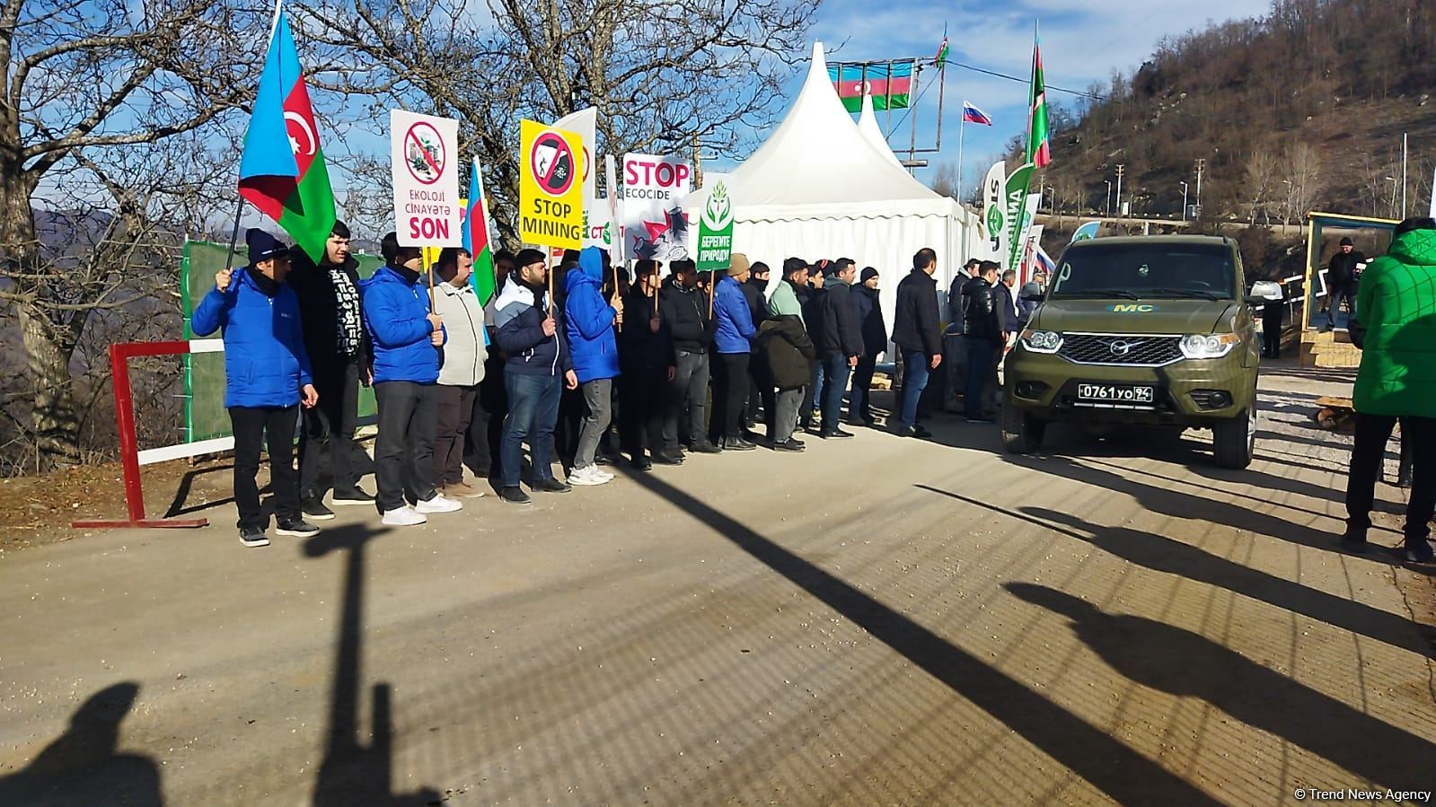 Daha bir minik avtomobili Laçın yolundan keçib (FOTO)
