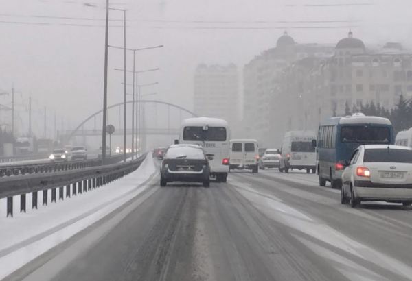 Bakı-Sumqayıt yolunda hərəkət iflic olub, 10-a yaxın zəncirvari qəza baş verib (FOTO)