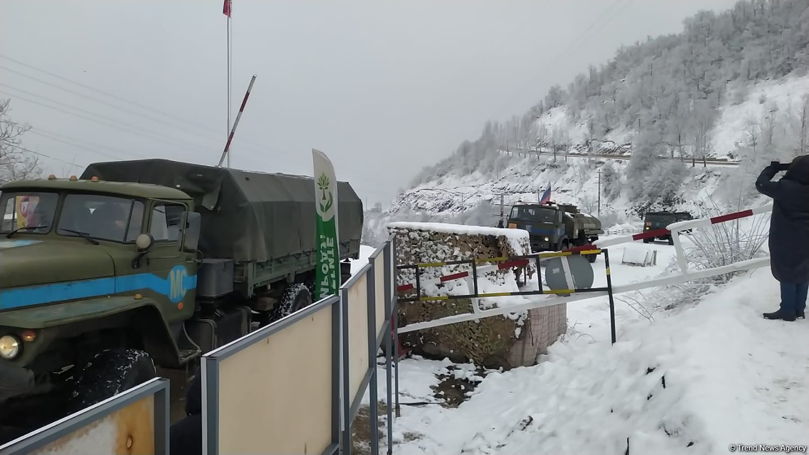 Sülhməramlılara aid 20-dən çox avtomobil Laçın yolundan maneəsiz keçib (FOTO)