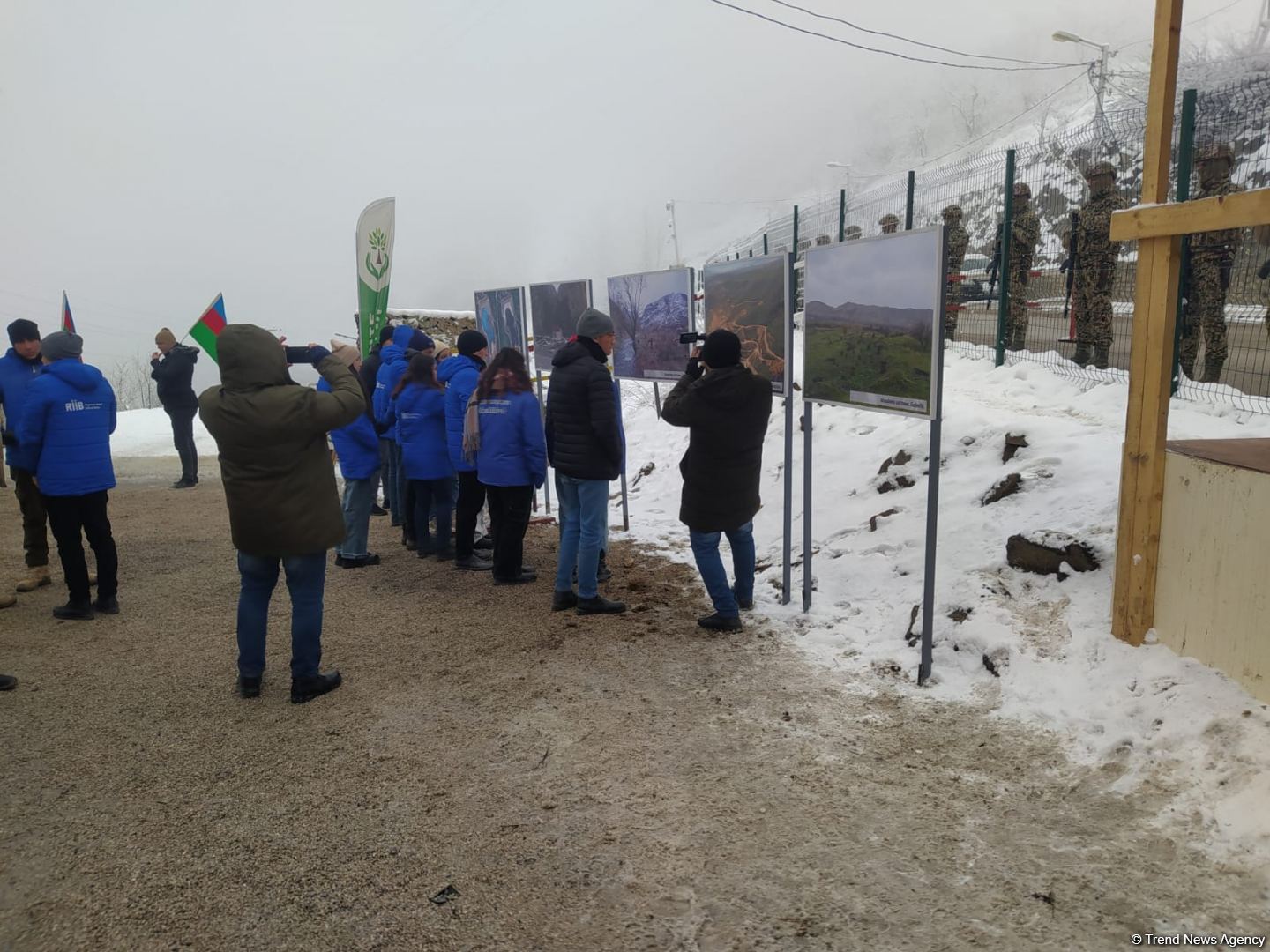 Ekokönüllülərin aksiya keçirdiyi ərazidə fotosərgi təşkil olunub (FOTO)