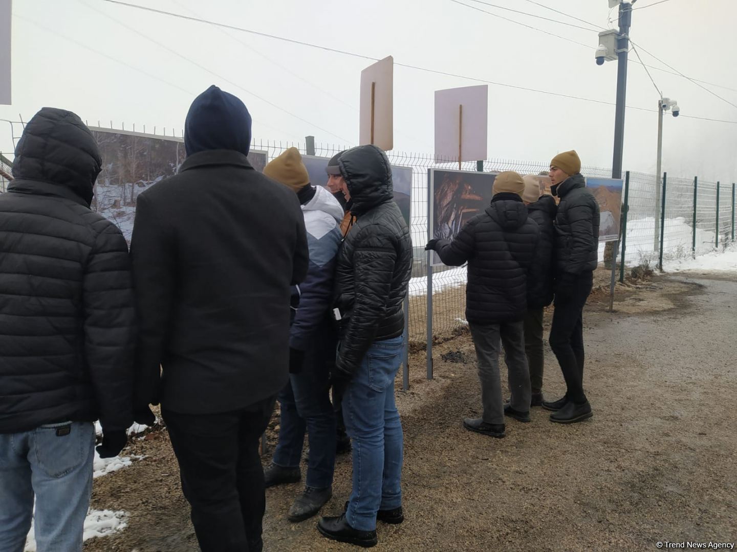 Ekokönüllülərin aksiya keçirdiyi ərazidə fotosərgi təşkil olunub (FOTO)