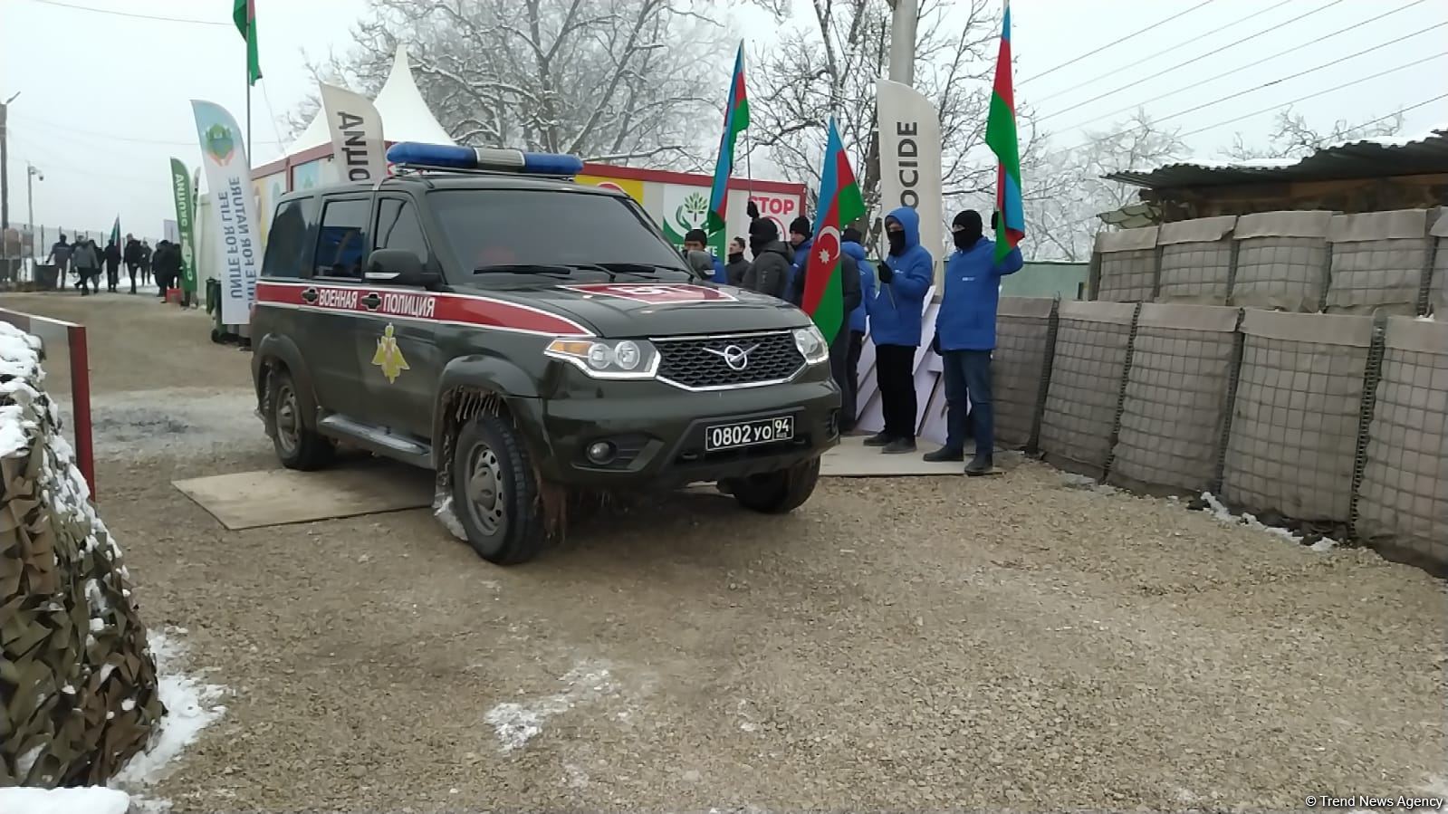 Daha bir minik maşını Laçın yolundan keçib