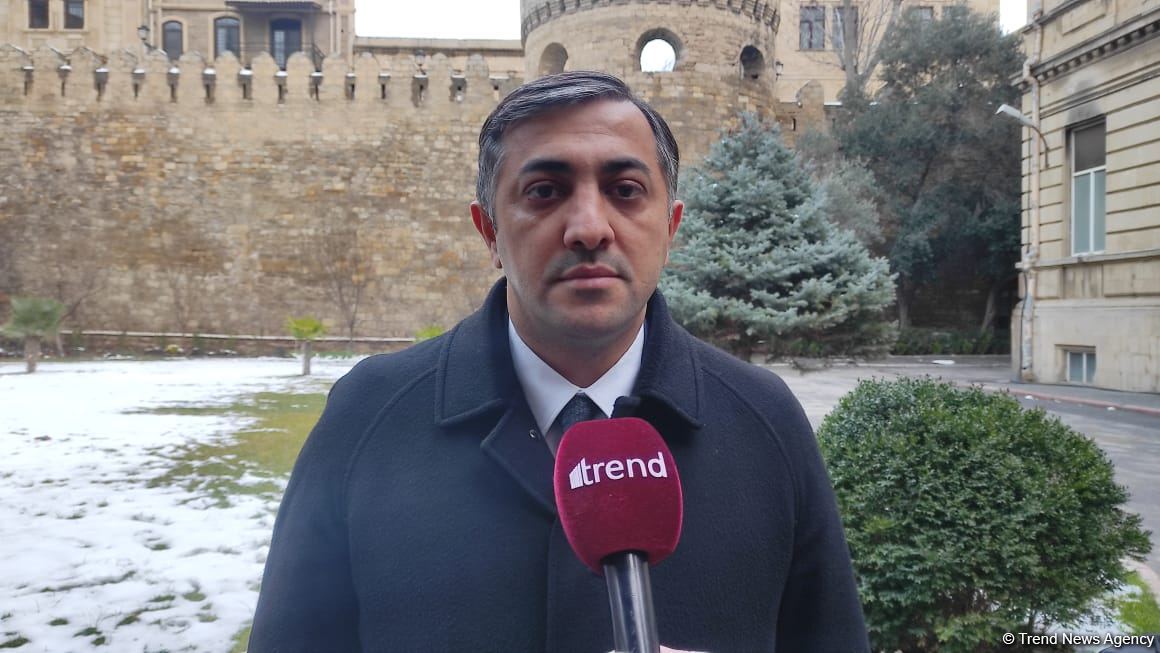 Bakının kommunal xidmətləri qarlı havada vəzifələrinin öhdəsindən gəlir (VİDEO)