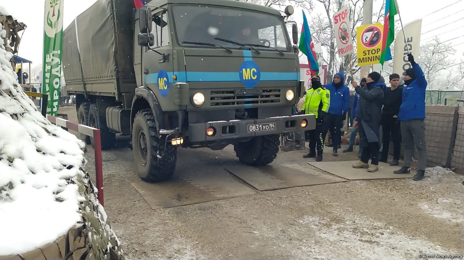 Daha 10 yük avtomobili Laçın yolundan keçib (FOTO)