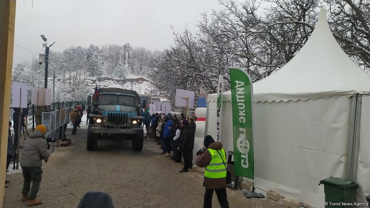 Sülhməramlılara aid 10 maşın Laçın yolundan maneəsiz keçib (FOTO)