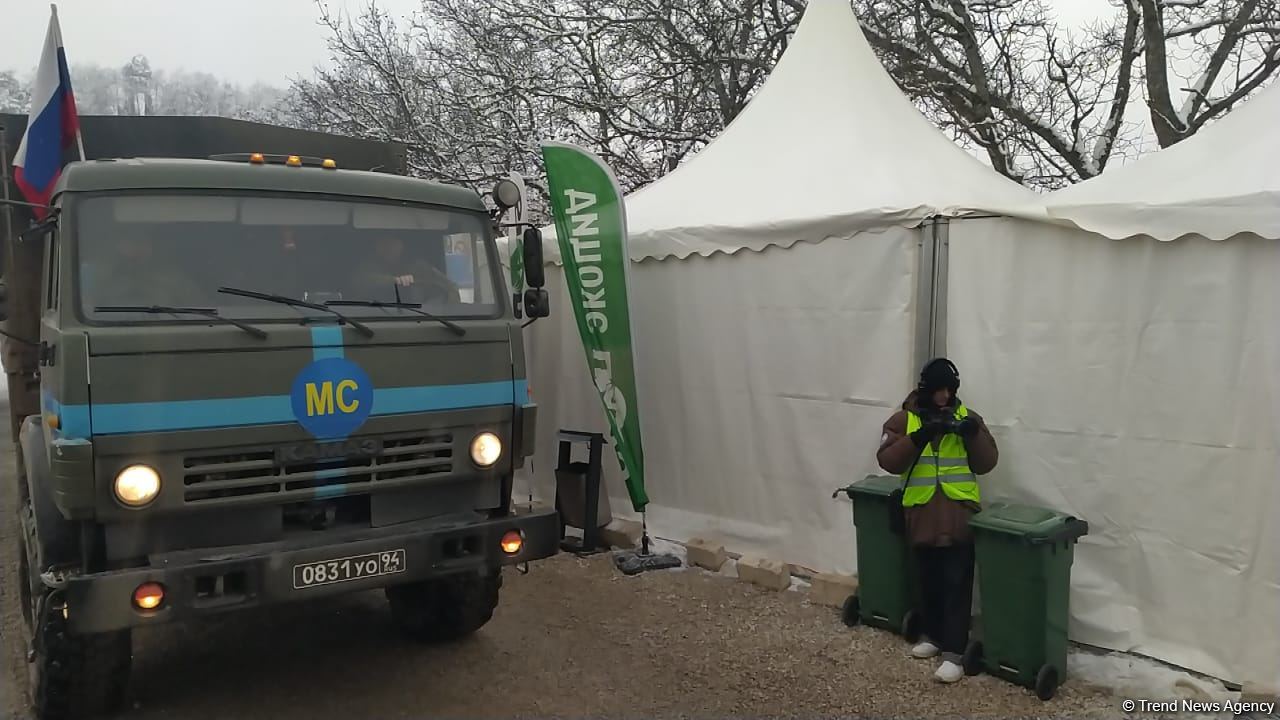 Sülhməramlılara aid 10 maşın Laçın yolundan maneəsiz keçib (FOTO)