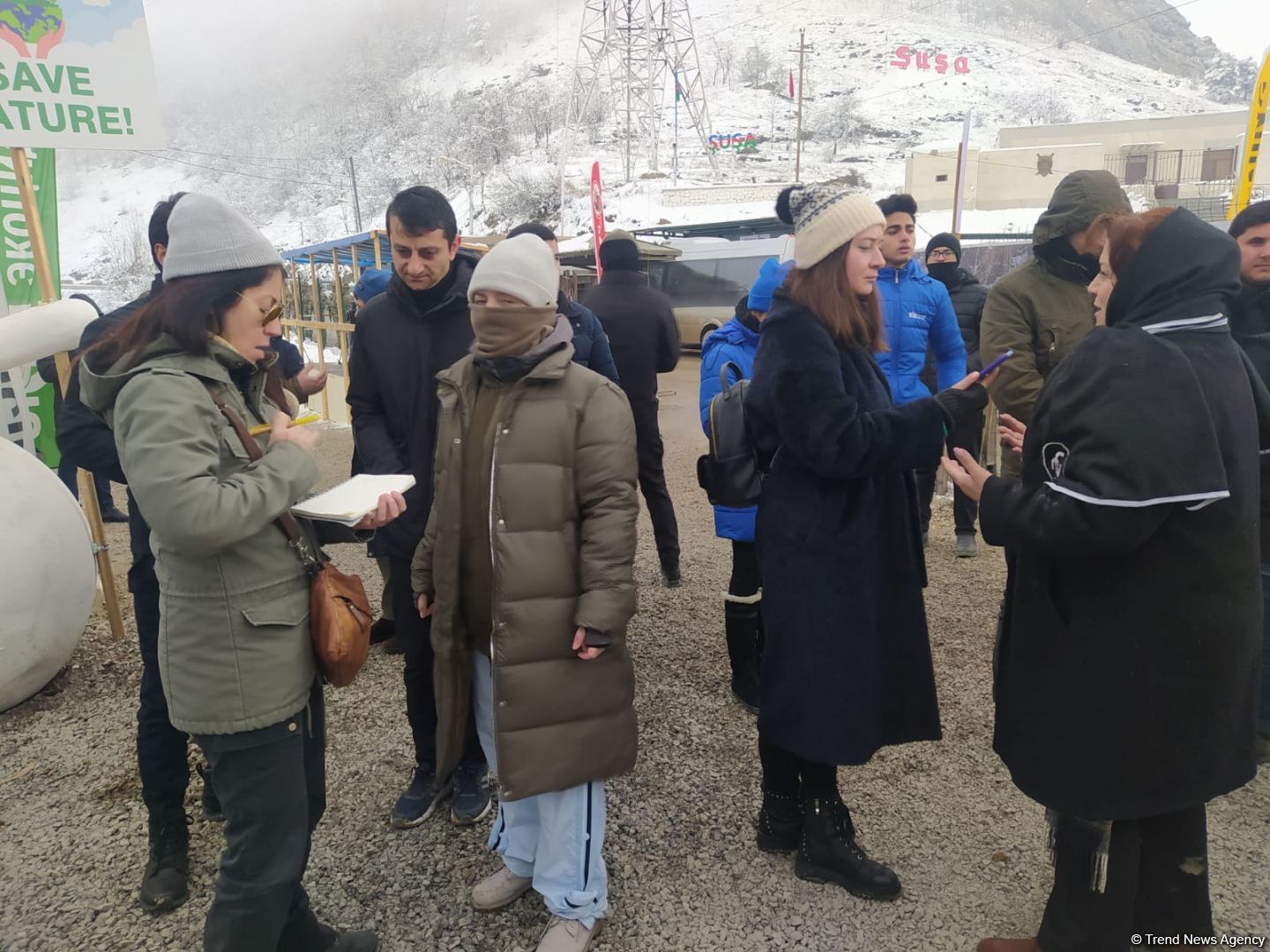 Xarici media əməkdaşları Laçın yolundakı aksiyanı işqılandırırlar (FOTO)