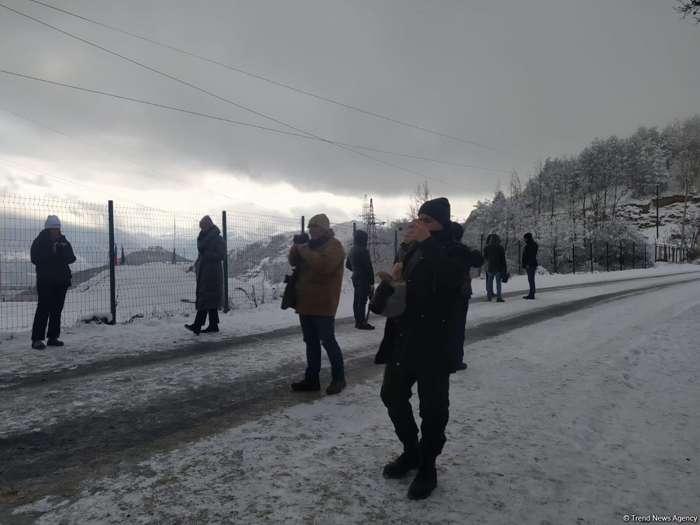 Xarici media əməkdaşları Laçın yolundakı aksiyanı işqılandırırlar (FOTO)