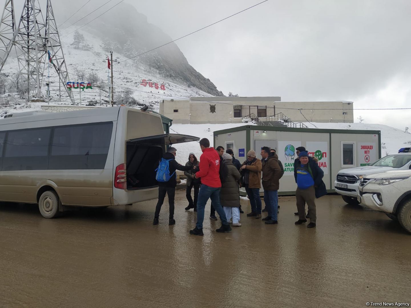 Xarici media əməkdaşları Laçın yolundakı aksiyanı işqılandırırlar (FOTO)