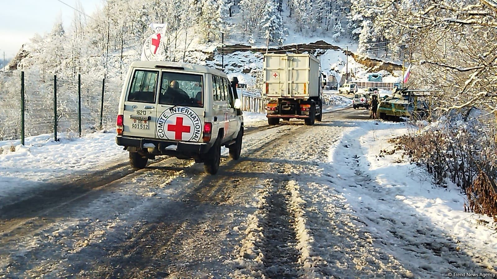 BQXK avtomobilləri Laçın yolundan maneəsiz keçib (FOTO)