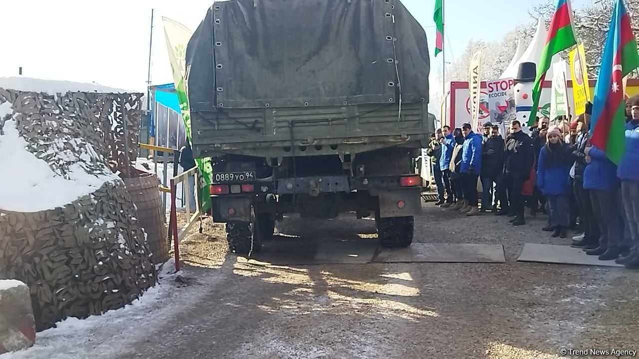 Rusiya sülhməramlılarına məxsus daha beş avtomobil Laçın yolundan maneəsiz keçib (FOTO/VİDEO)
