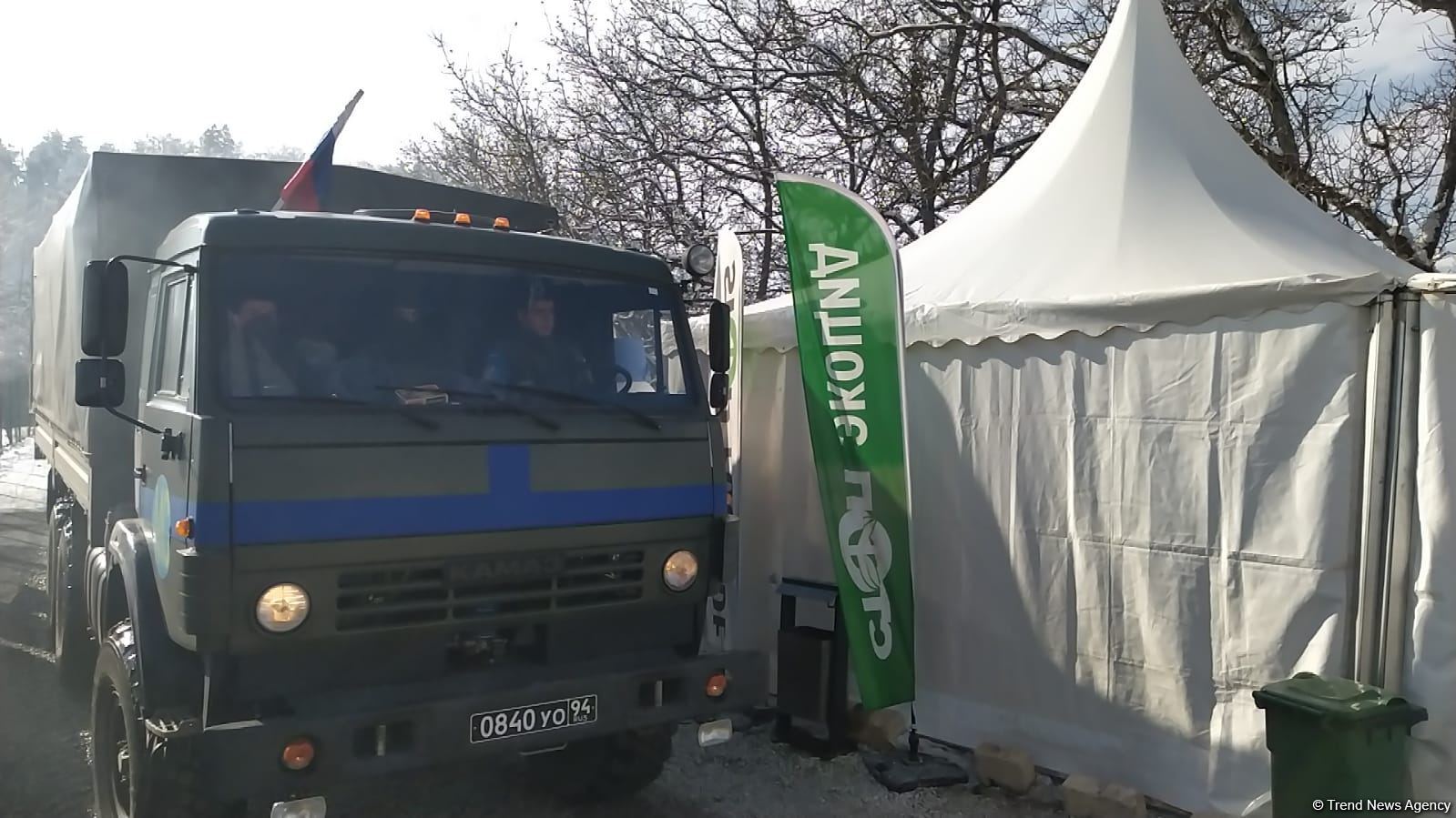 Rusiya sülhməramlılarına məxsus beş təminat avtomobili Laçın yolundan keçib (FOTO/VİDEO)