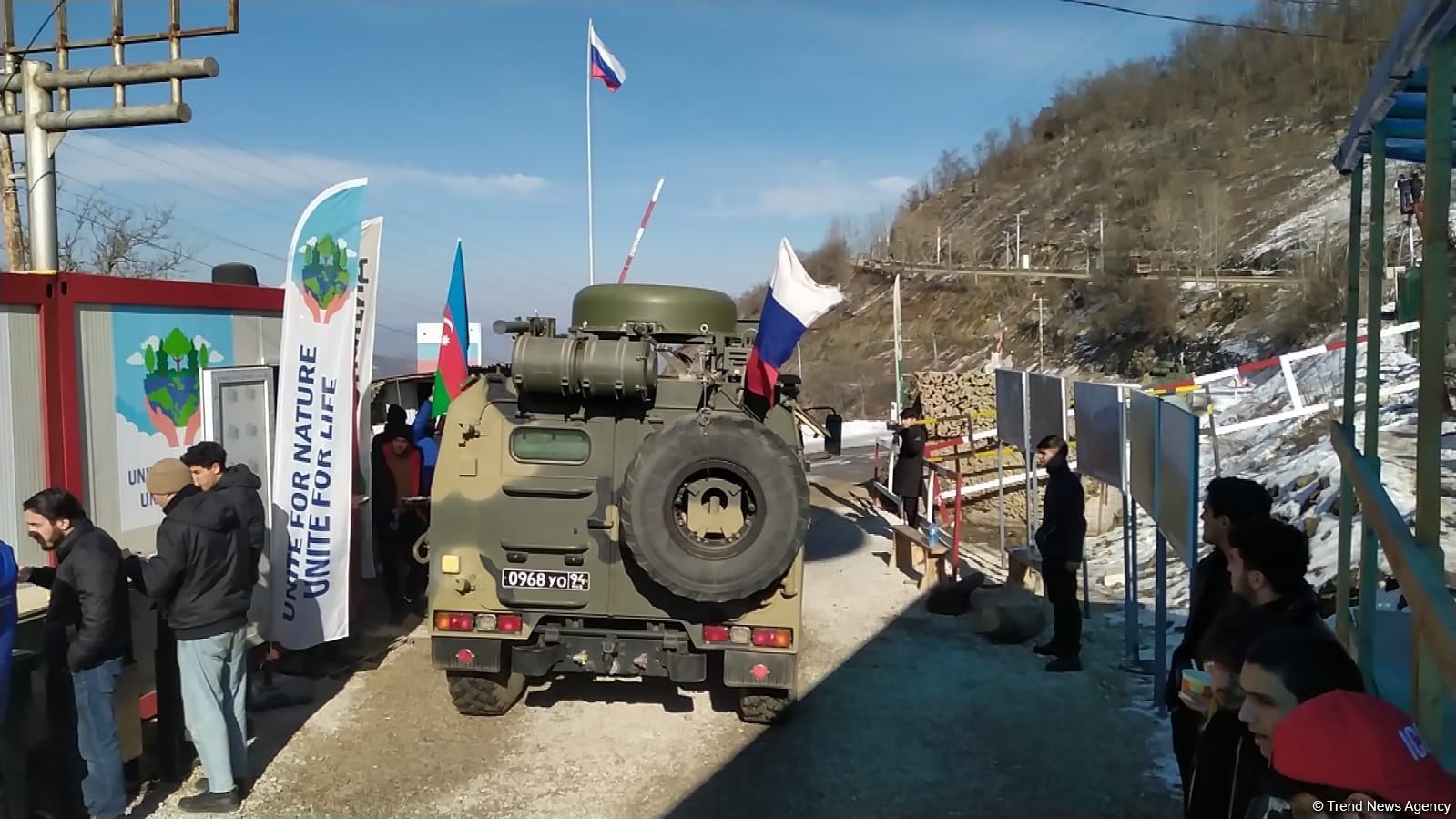 Rusiya sülhməramlılarının daha iki avtomobili Laçın yolundan keçib (FOTO/VİDEO)