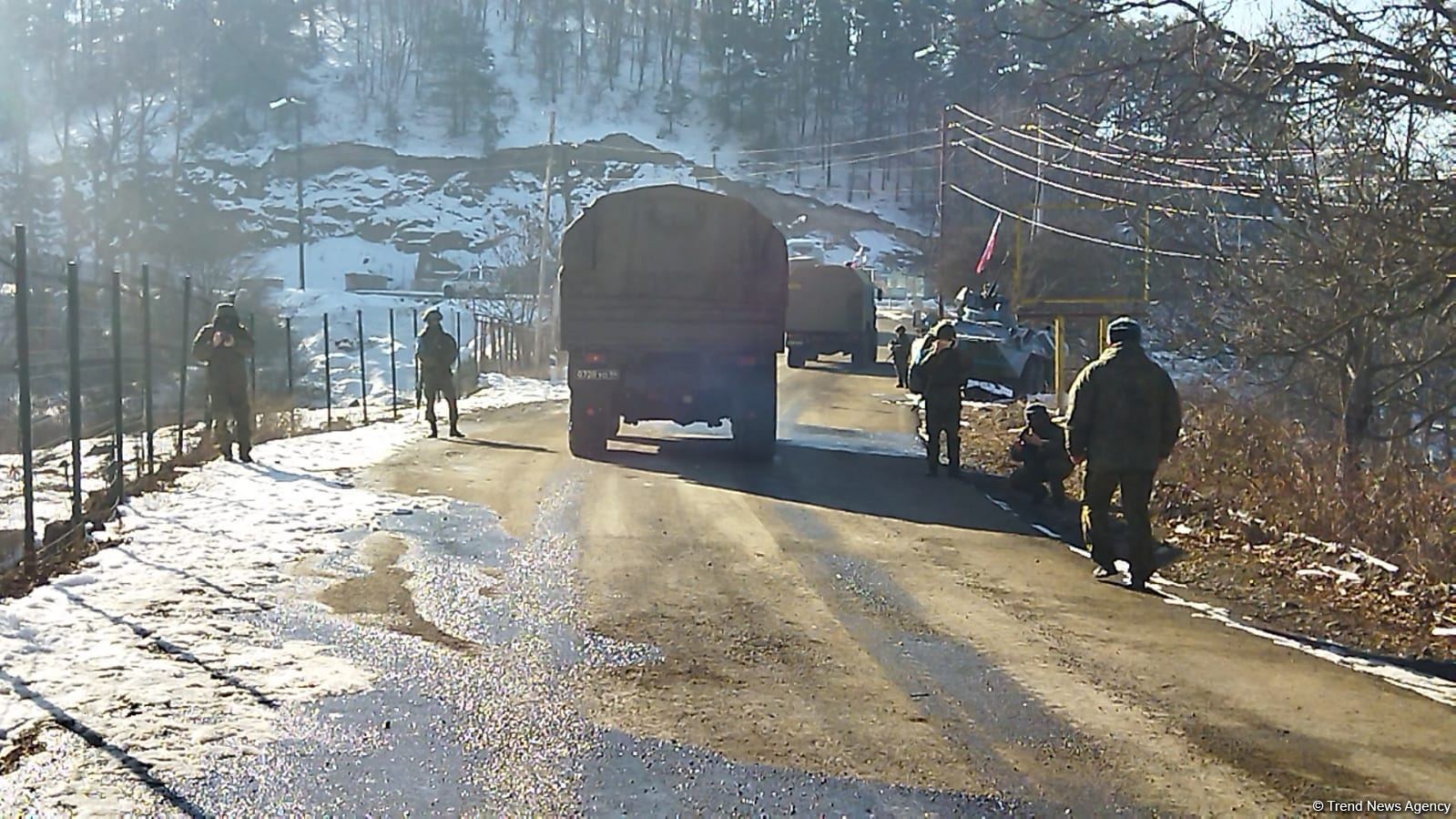 Sülhməramlılara məxsus daha beş avtomobil Laçın yolundan keçib (FOTO)