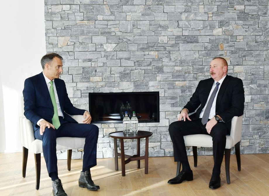 Prezident İlham Əliyev Davosda BP Qrupunun baş icraçı direktoru ilə Azərbaycanın enerji layihələrinin genişləndirilməsi məsələlərini müzakirə edib (FOTO/VİDEO)