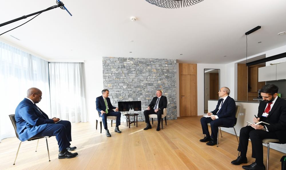 Prezident İlham Əliyev Davosda BP Qrupunun baş icraçı direktoru ilə Azərbaycanın enerji layihələrinin genişləndirilməsi məsələlərini müzakirə edib (FOTO/VİDEO)