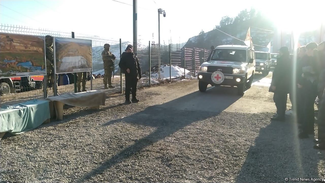 BQXK-ya məxsus avtomobillər Laçın yolundan keçib (FOTO)