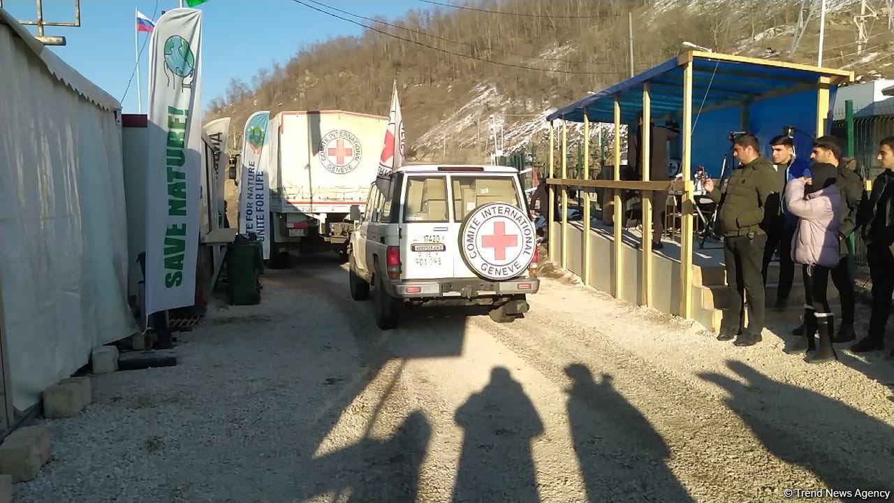 BQXK-ya məxsus avtomobillər Laçın yolundan keçib (FOTO)