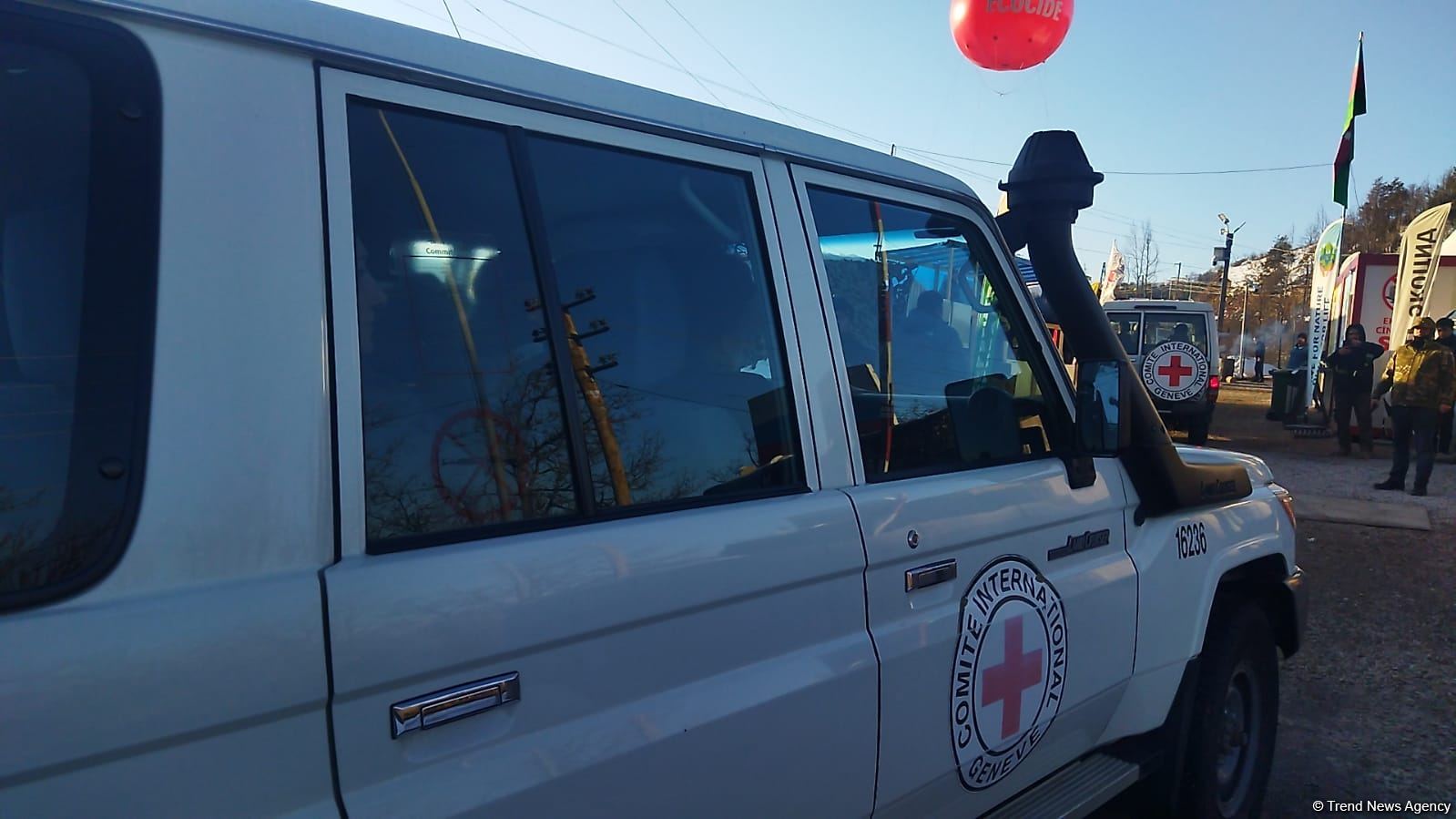 BQXK-ya məxsus avtomobillər Laçın yolundan keçib (FOTO)