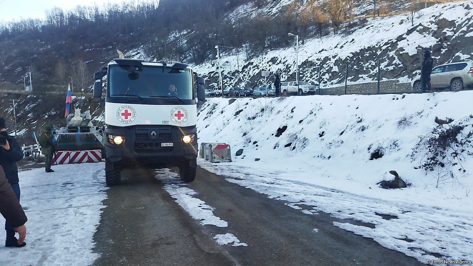 BQXK-ya məxsus avtomobillər Laçın yolundan keçib (FOTO)