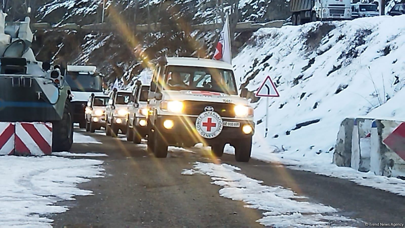 BQXK-ya məxsus avtomobillər Laçın yolundan keçib (FOTO)