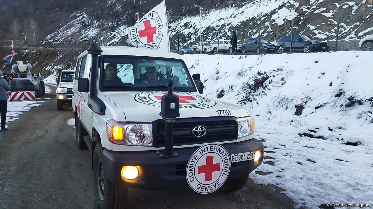 BQXK-ya məxsus avtomobillər Laçın yolundan keçib (FOTO)
