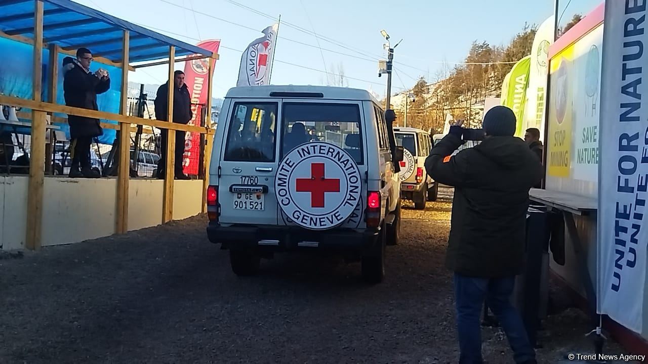 BQXK-ya məxsus avtomobillər Laçın yolundan keçib (FOTO)