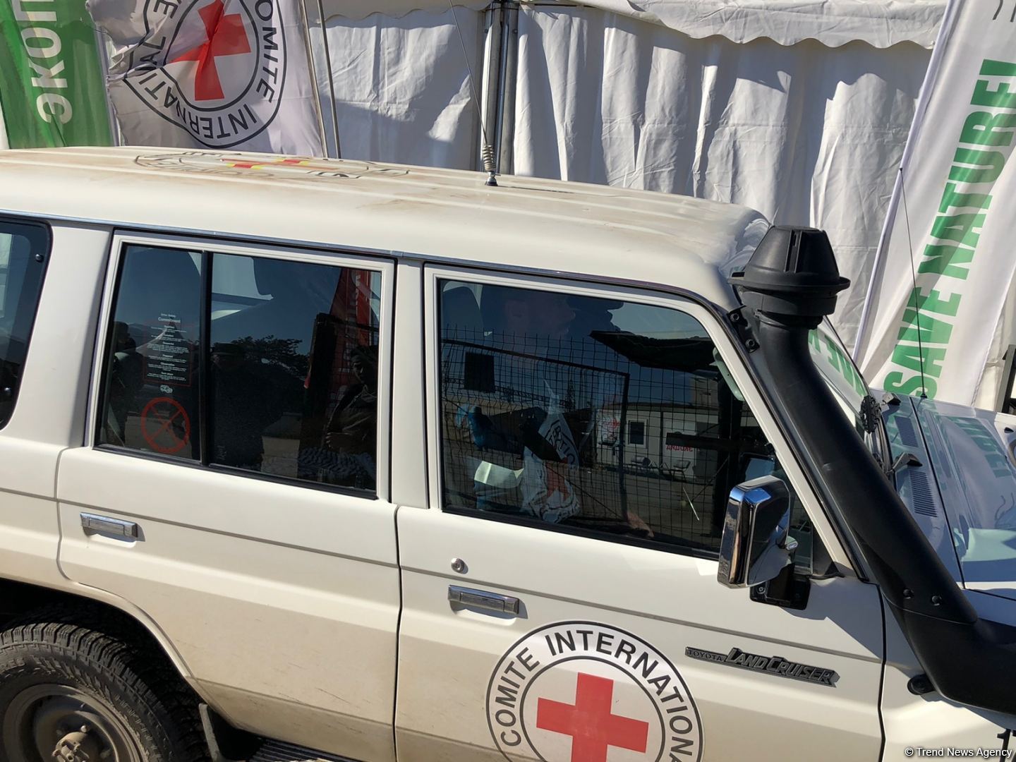 BQXK-ya məxsus avtomobillər yenidən Laçın yolundan keçib (FOTO)