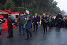 Azərbaycan xalqı, dövlət və hökumət rəsmiləri 20 Yanvar faciəsi qurbanlarının əziz xatirəsini yad edir (FOTO)