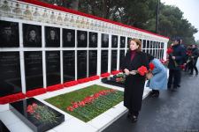 Azərbaycan xalqı, dövlət və hökumət rəsmiləri 20 Yanvar faciəsi qurbanlarının əziz xatirəsini yad edir (FOTO)